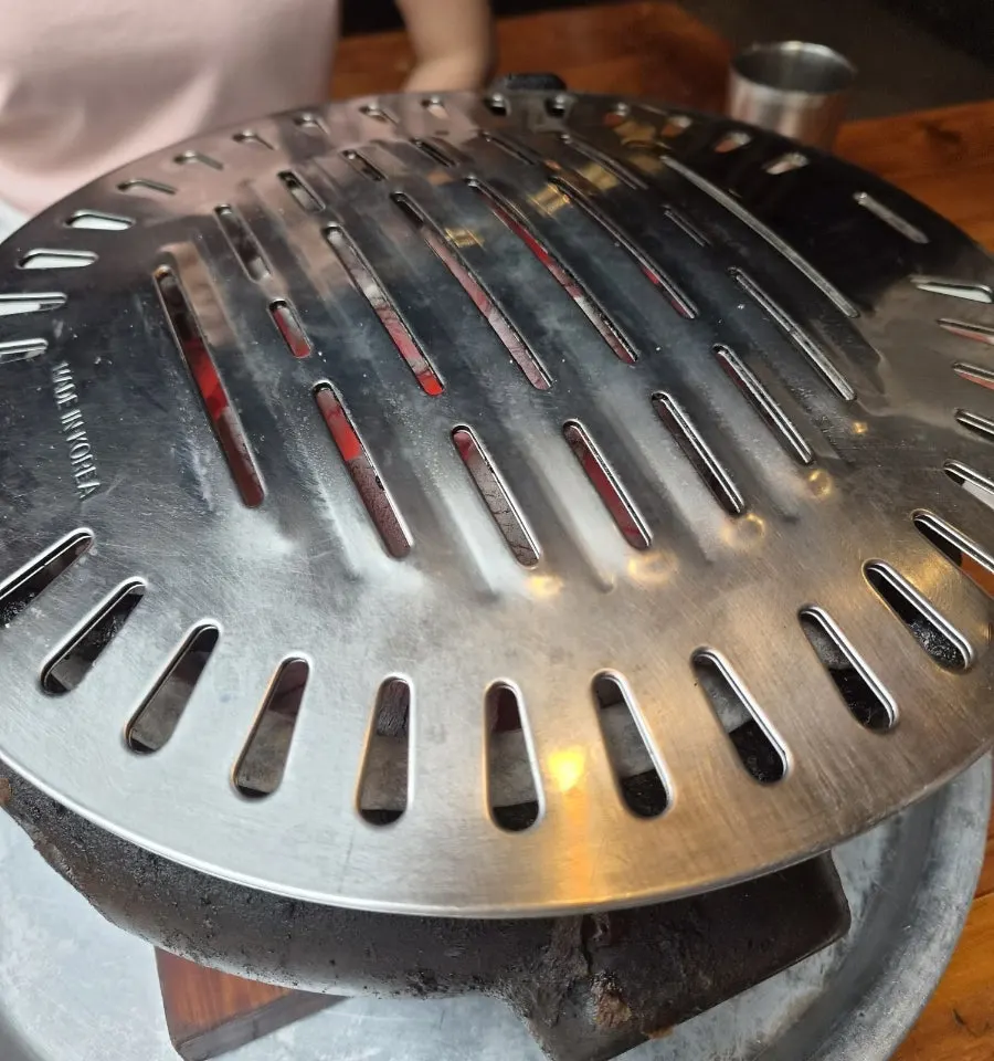 Brazier and grill plate placed on the table at Bongu Hwarro