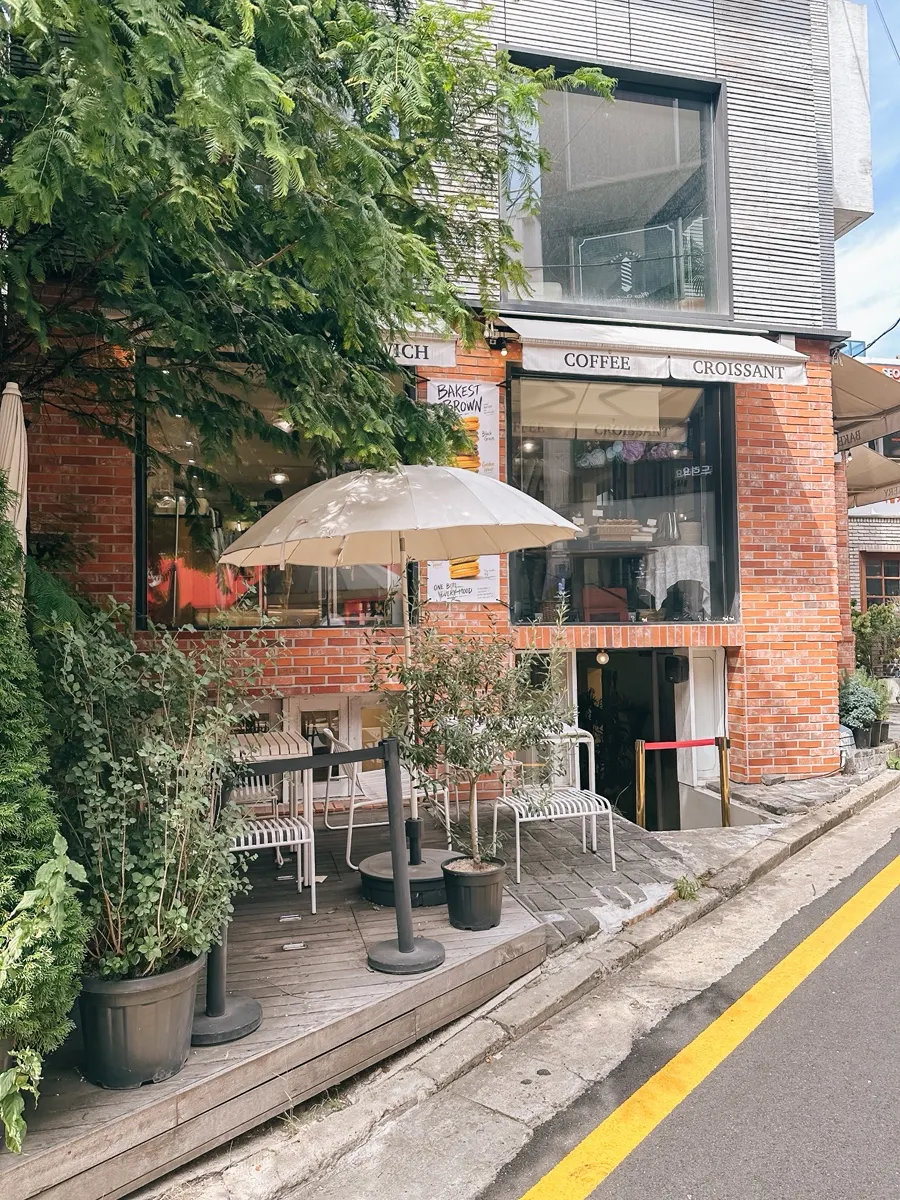 붉은 벽돌 외관의 베이커스트 브라운 건물