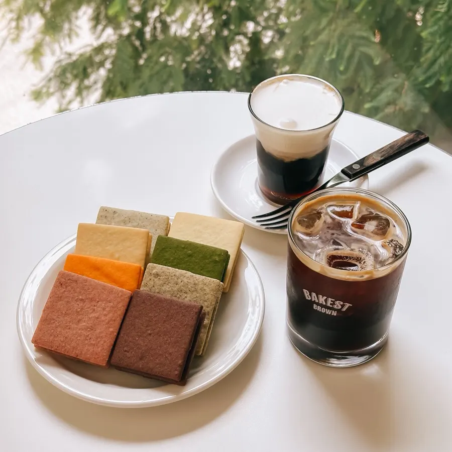 테이블에 놓인 강남샌드와 커피 두 잔