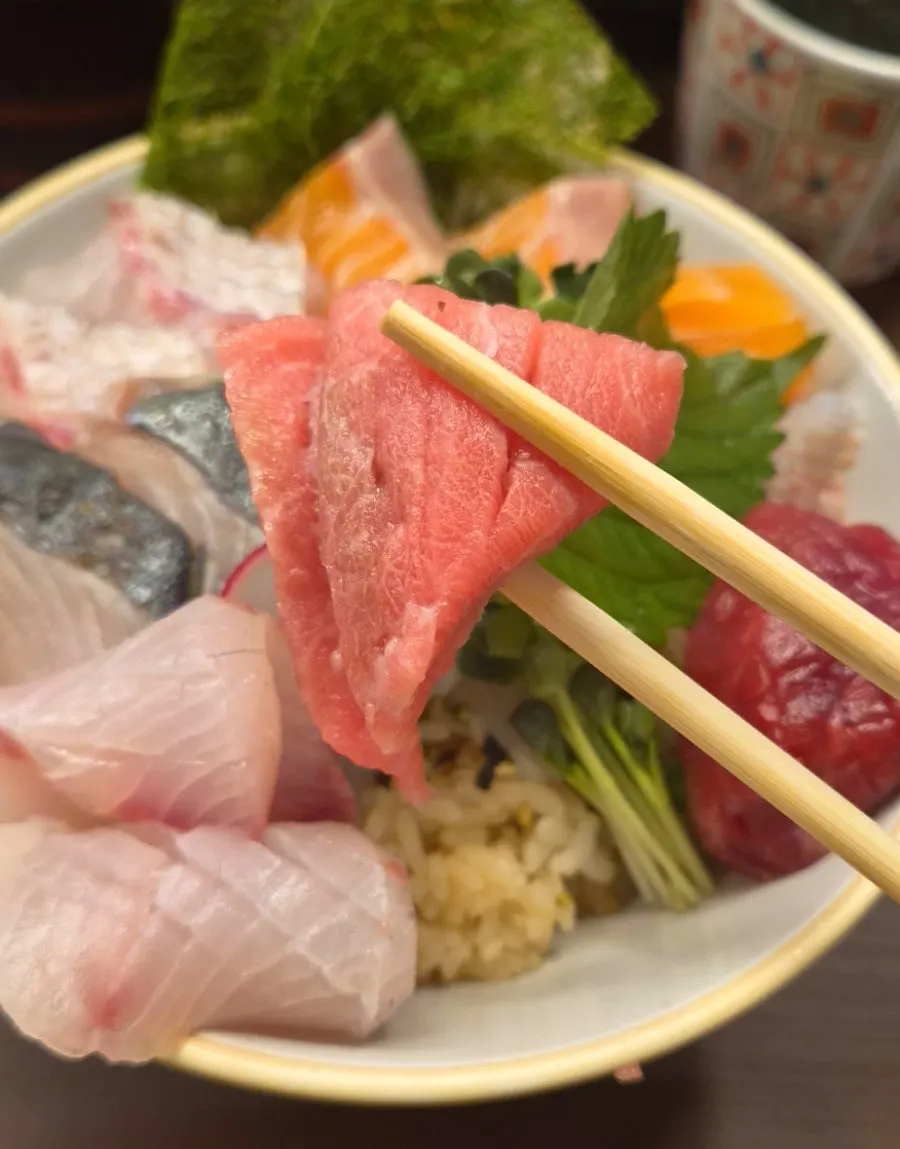 Sashimi rice bowl with sea bream, flounder, and salmon