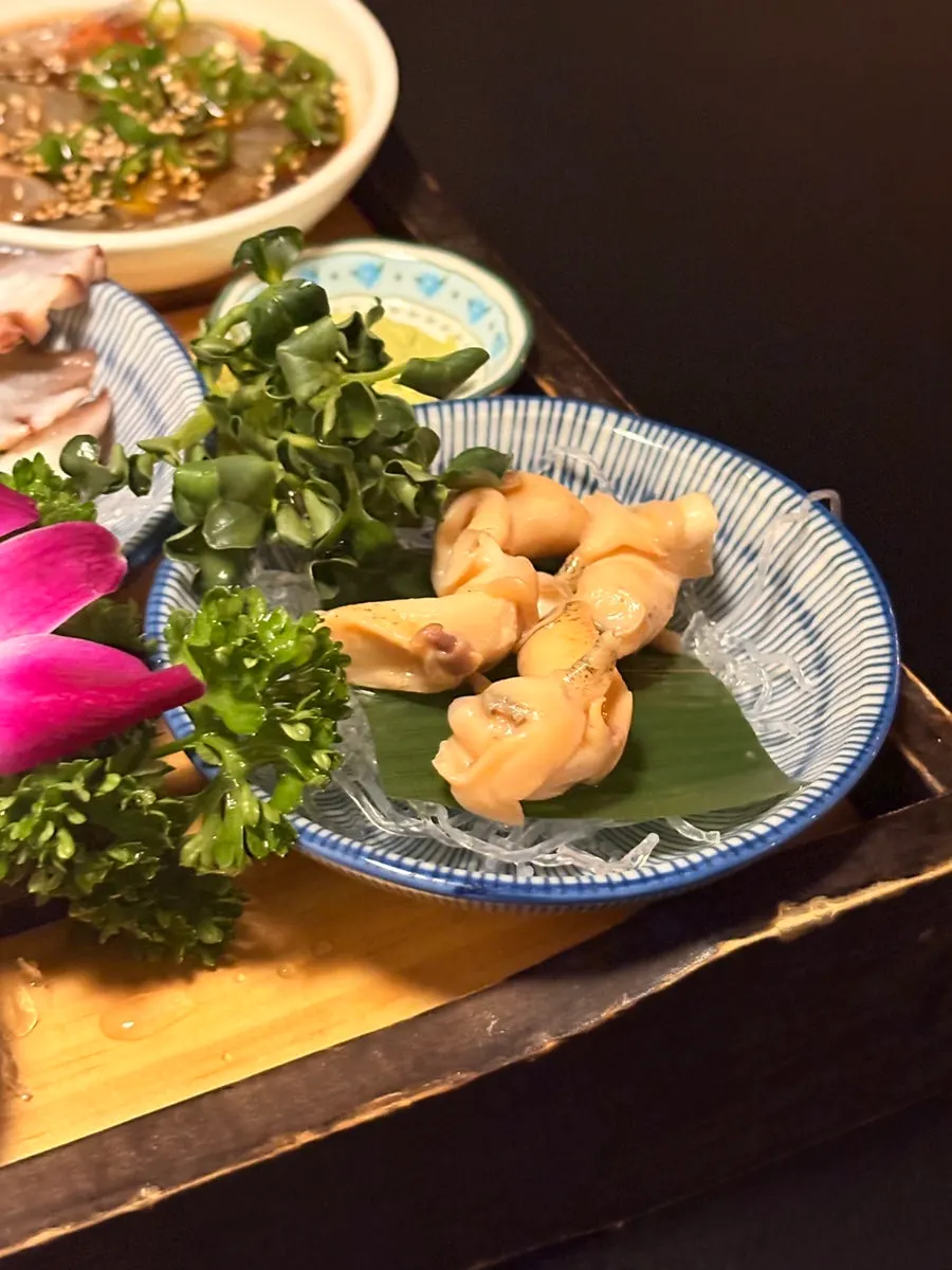 Assorted sashimi in Damiseon’s basic table set