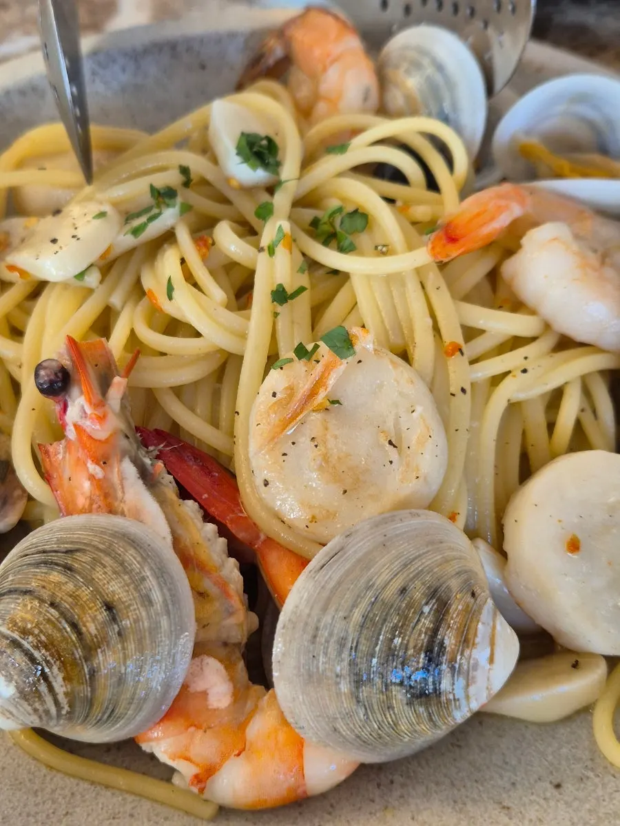 White wine and seafood oil pasta