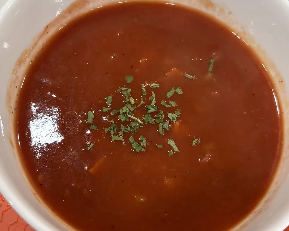 씨푸드 포케와 함께 나온 토마토스프