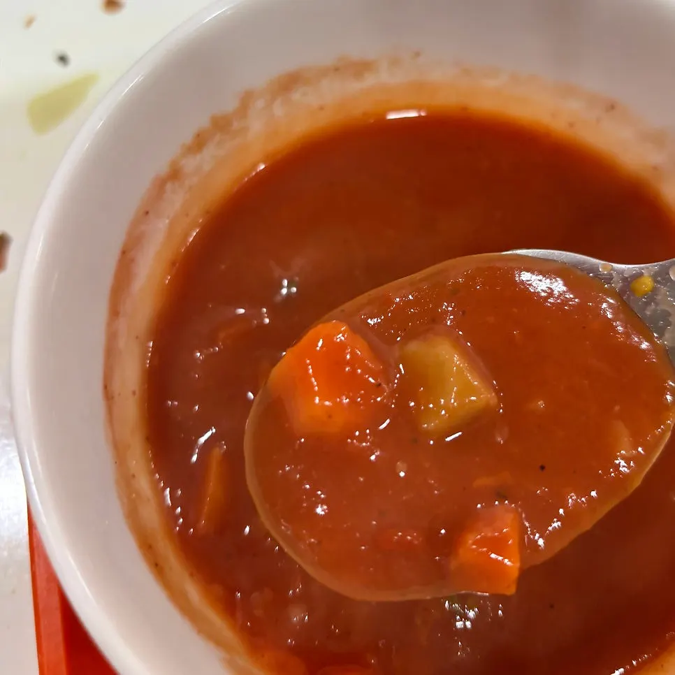매콤한 토마토 베이스 스프 클로즈업
