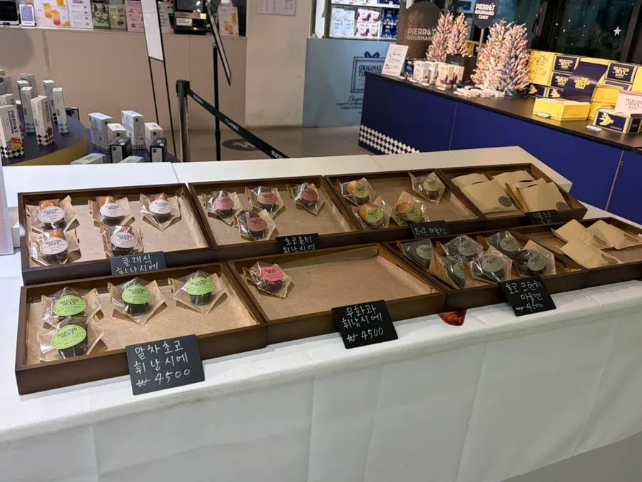 Display shelf with tiramisu boxes