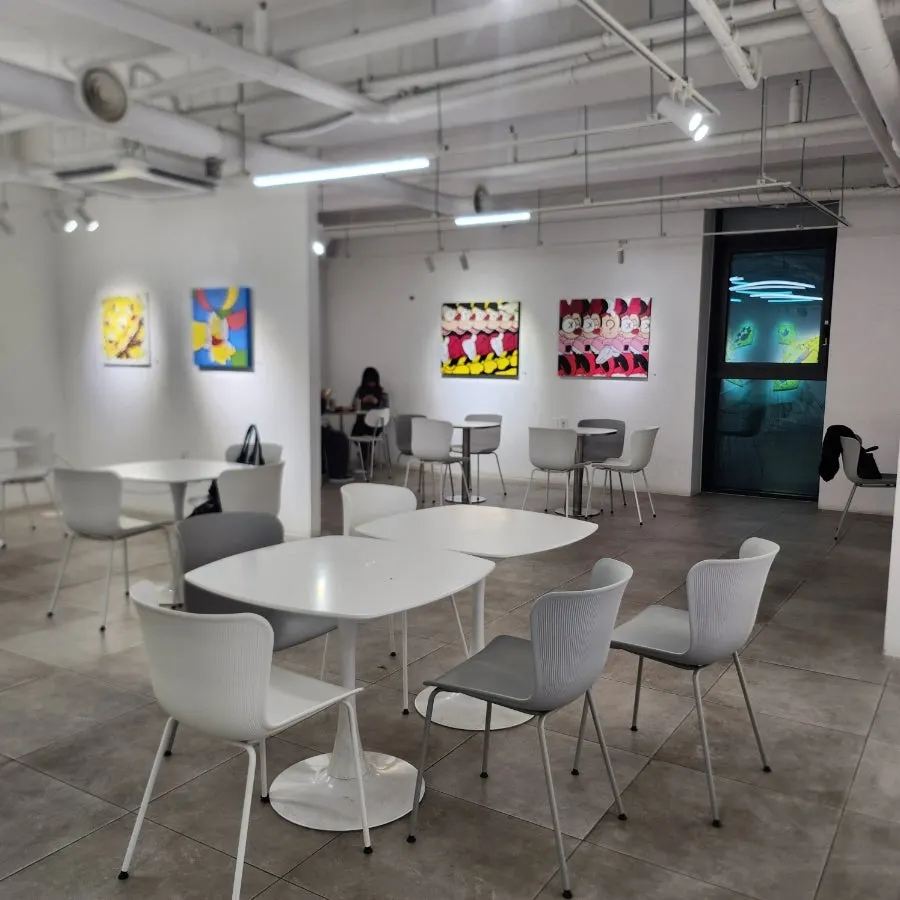 Café seating that looks good for laptop work