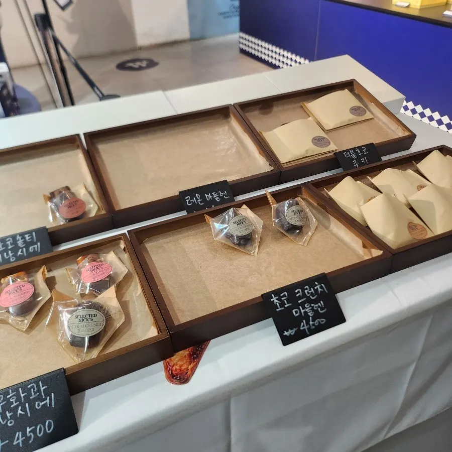 Dessert menu signage