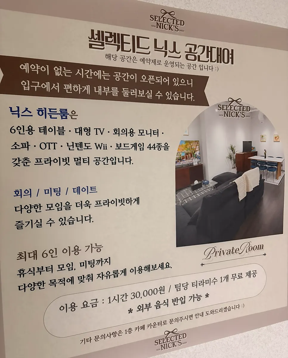 작품이 걸린 2층 벽면