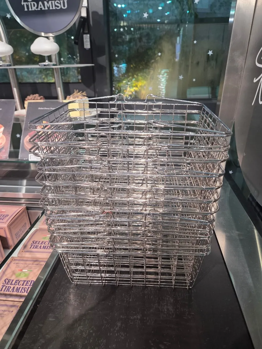 Display shelf with tiramisu models and photos