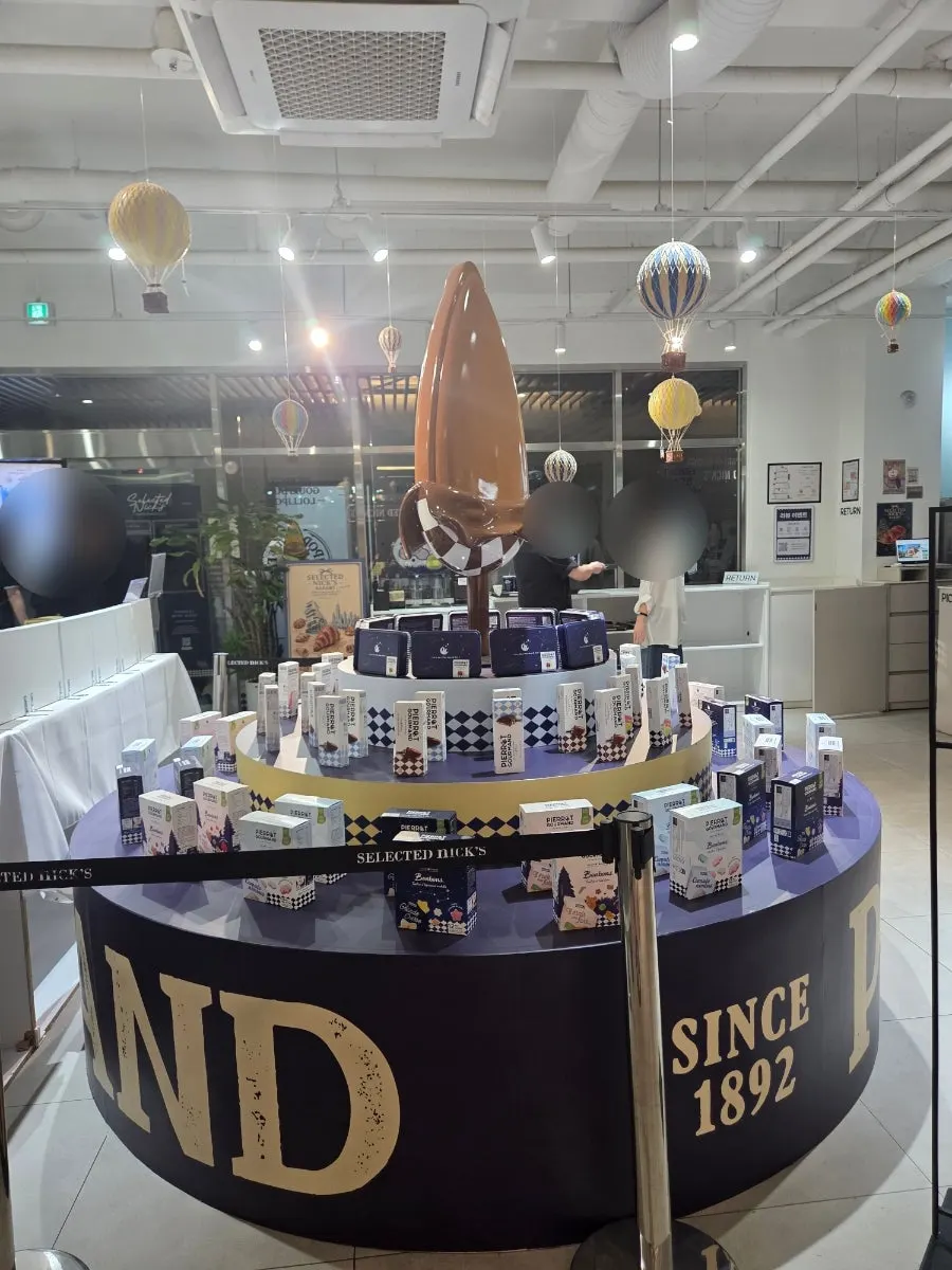Display of dessert gift boxes for takeout