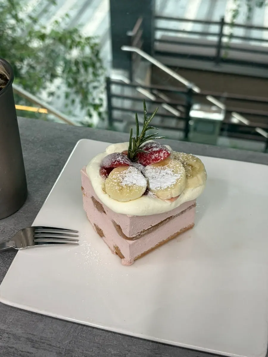 딸기크림 가득한 티라미수 단면