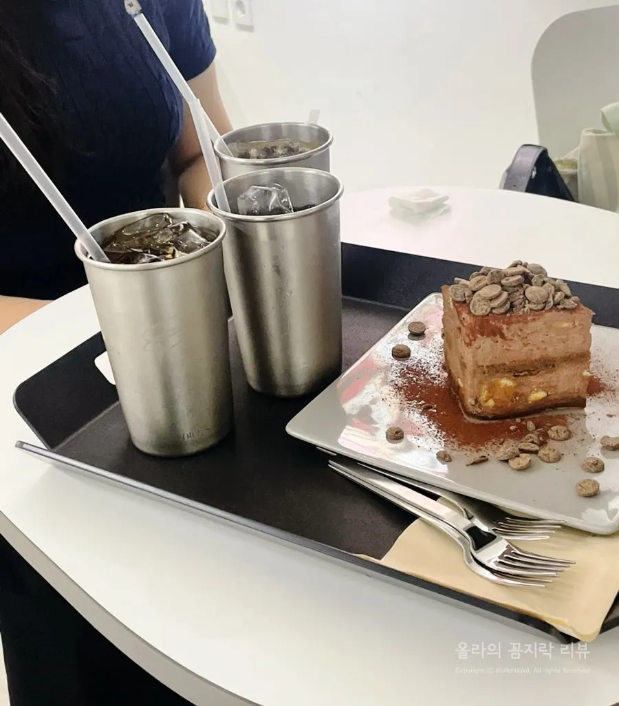 자리에 놓인 음료와 디저트