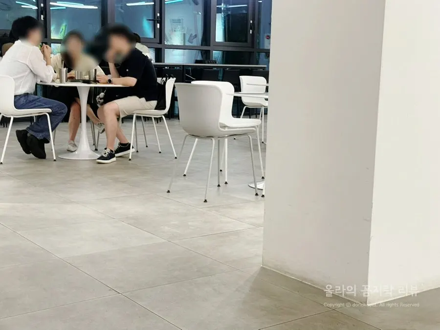 스푼으로 떠낸 초코 바나나 티라미수 단면