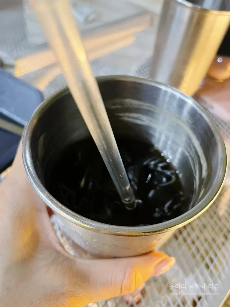 테이블에 놓인 비타민 비트와 디저트