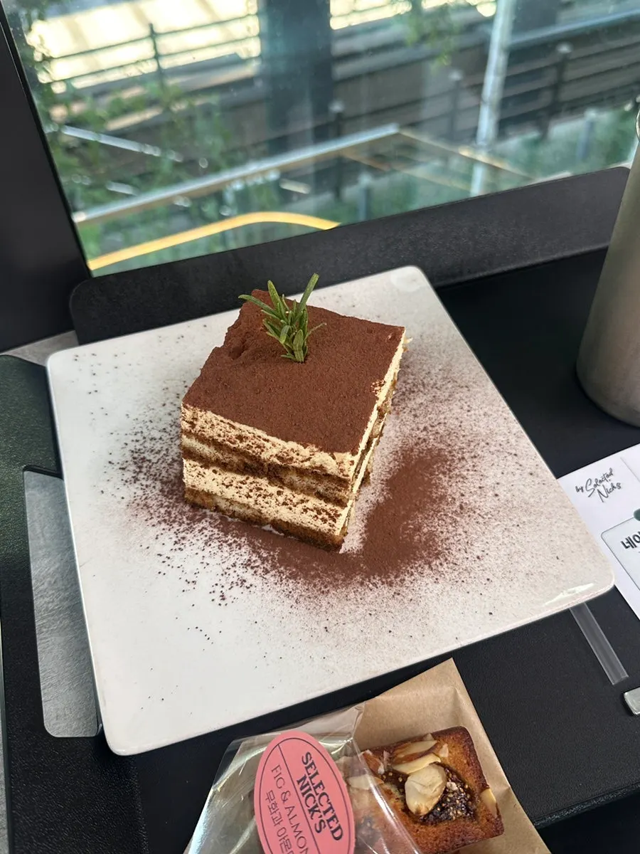 창밖을 보며 즐긴 커피와 디저트