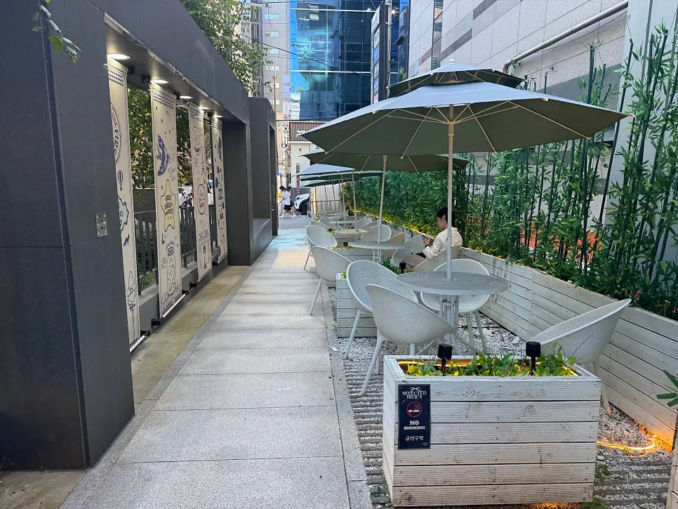 Visit photo of Selected Nicks, a large café near Gangnam Station