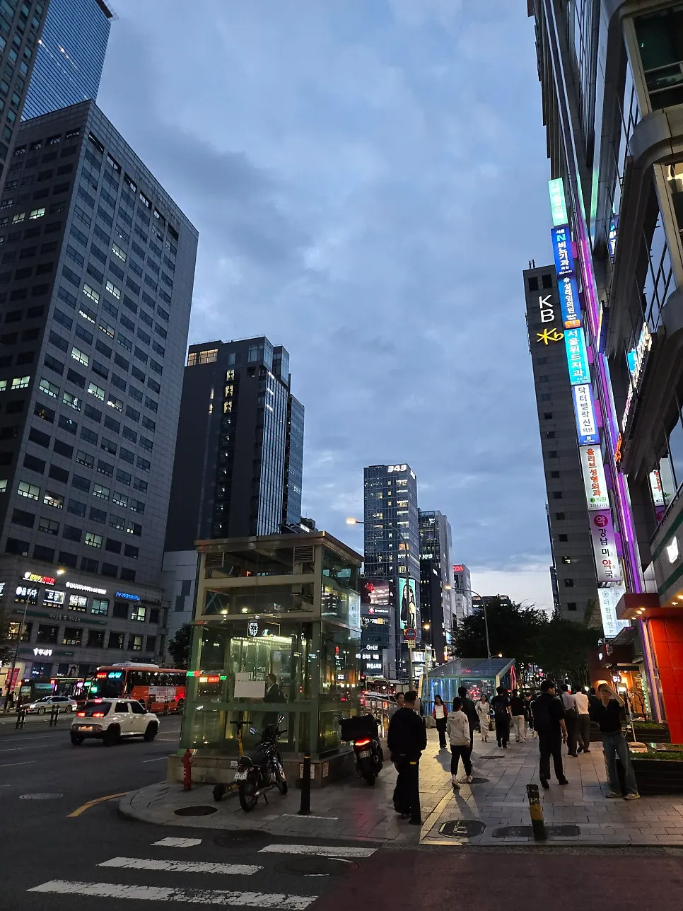 밤에 찾은 강남역 루프탑 카페 셀렉티드닉스