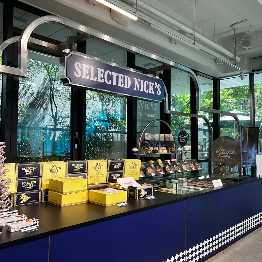Dessert display shelves in the 1st-floor main space