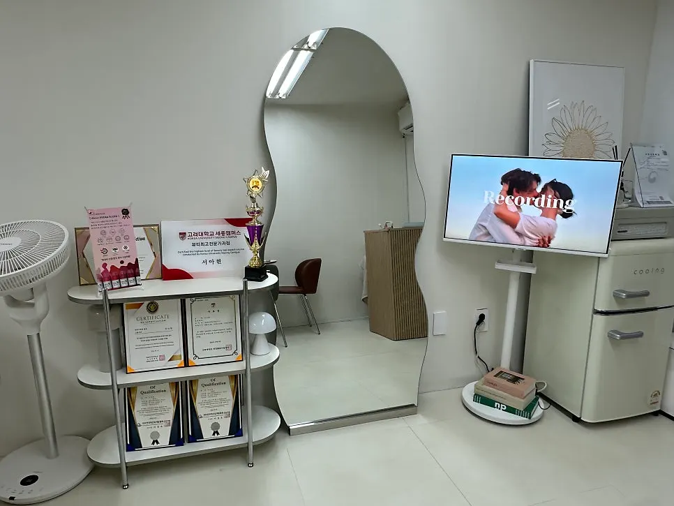 White-toned, tidy interior of Siere Brow