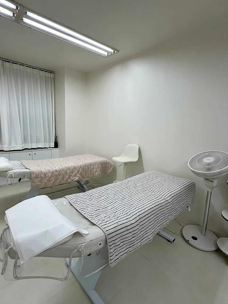 Organized treatment area and bed