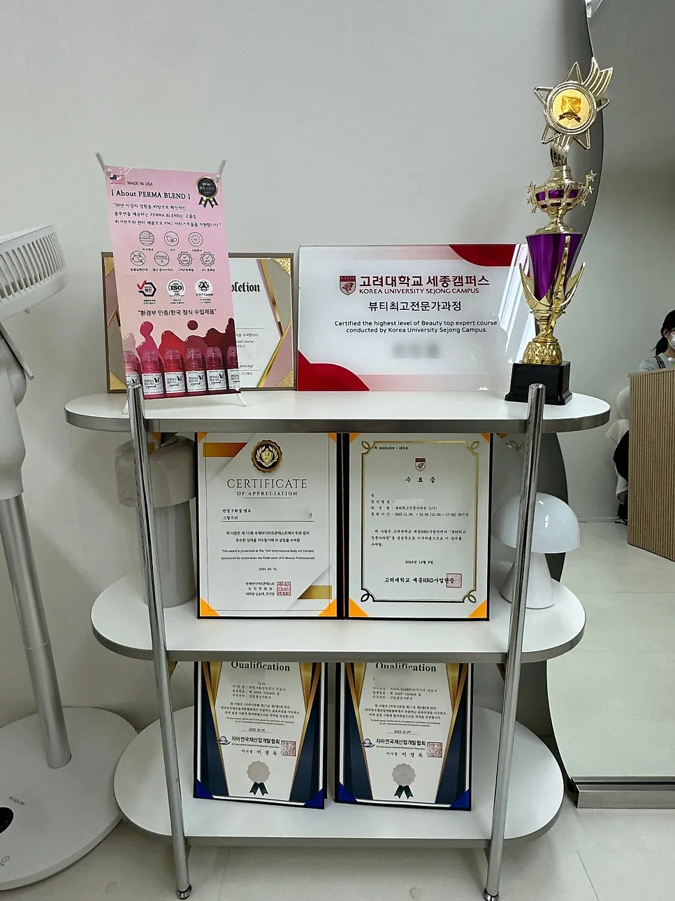 Neatly maintained salon space