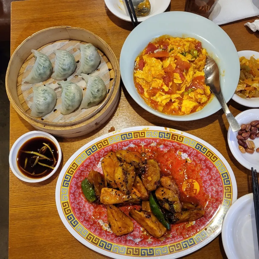 อาหารจีนที่จัดวางบนโต๊ะที่ Sinbok Myeongwan
