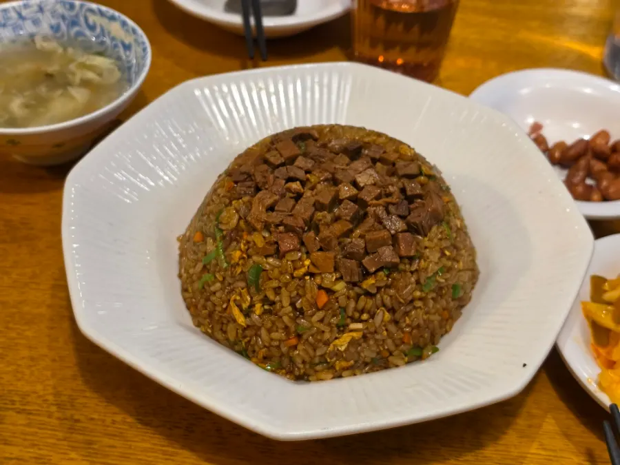 큼직한 소고기가 올라간 신복면관 소고기볶음밥