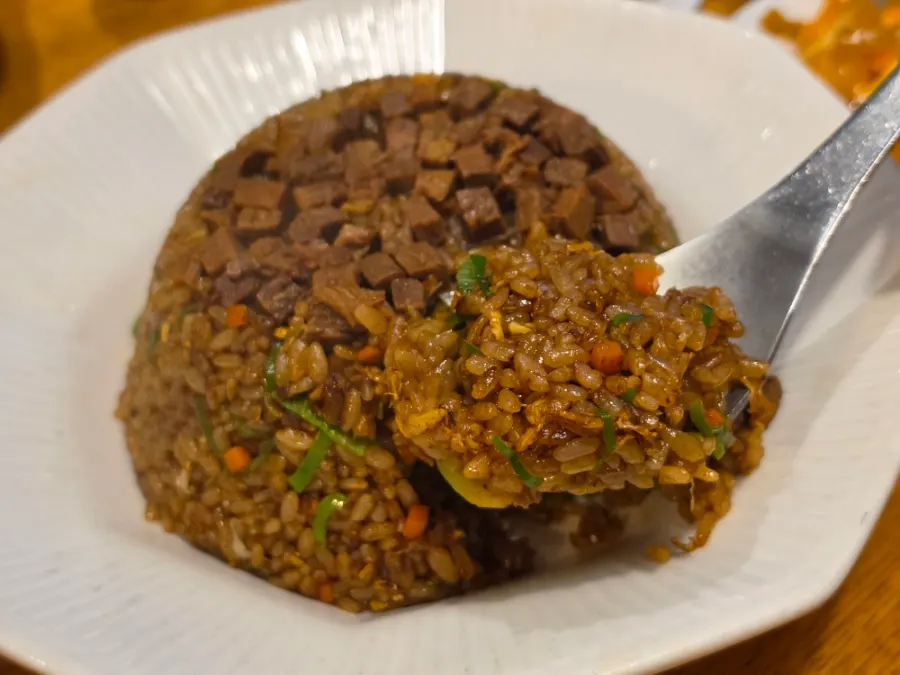 접시에 담긴 소고기볶음밥 한 그릇