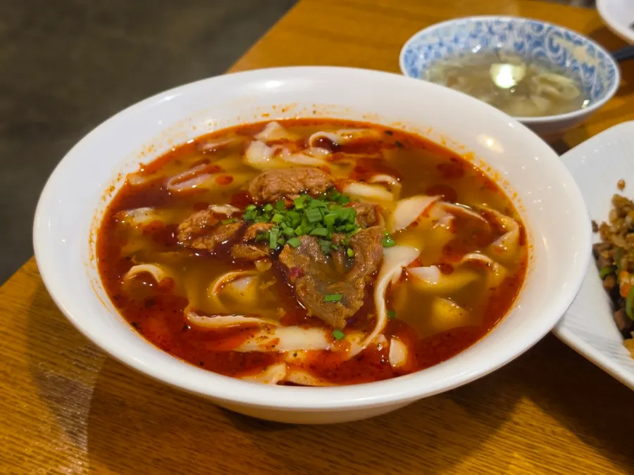 붉은 육수의 신복면관 우육면