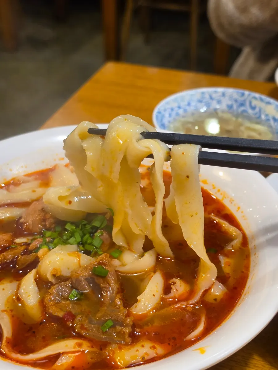 마라 향이 올라오는 우육면 육수