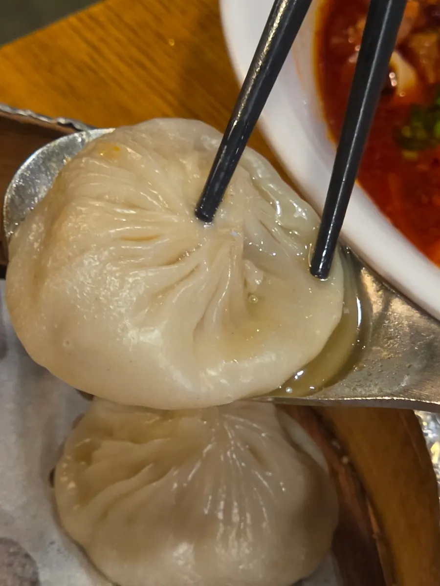 김이 오르는 찜기 속 소롱포