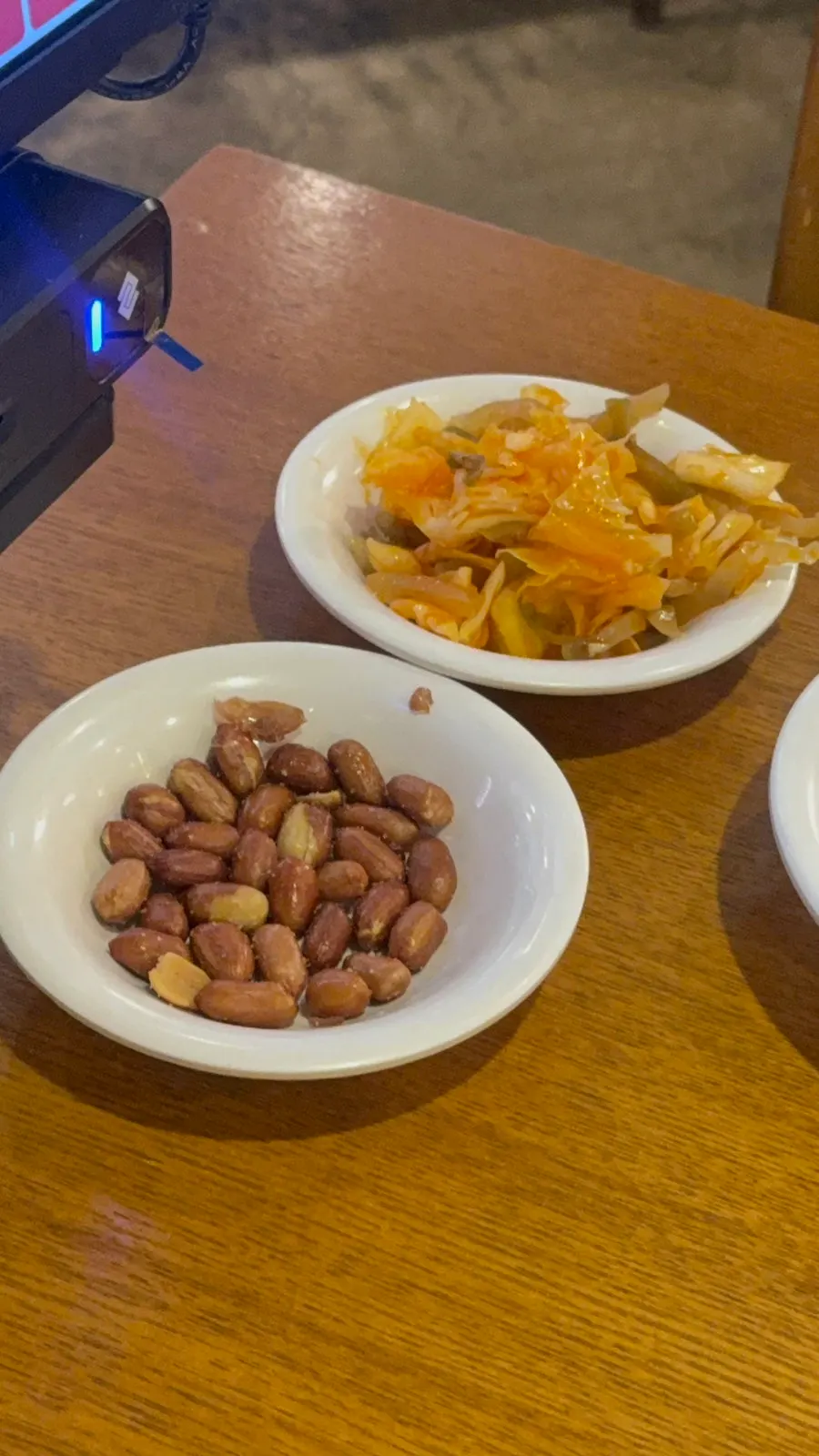 면과 덮밥이 적힌 신복면관 메뉴판