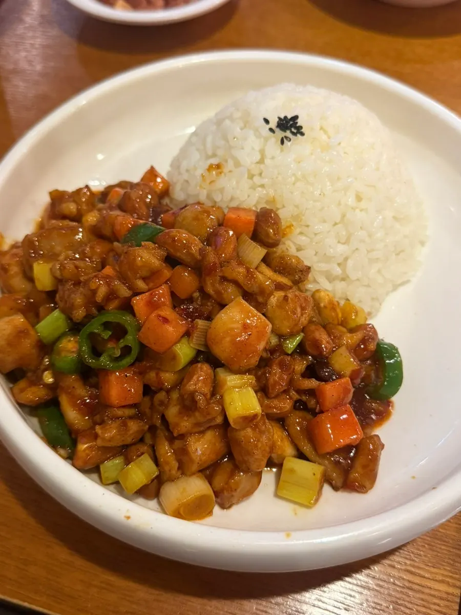 기본 찬으로 나온 땅콩과 짜샤이
