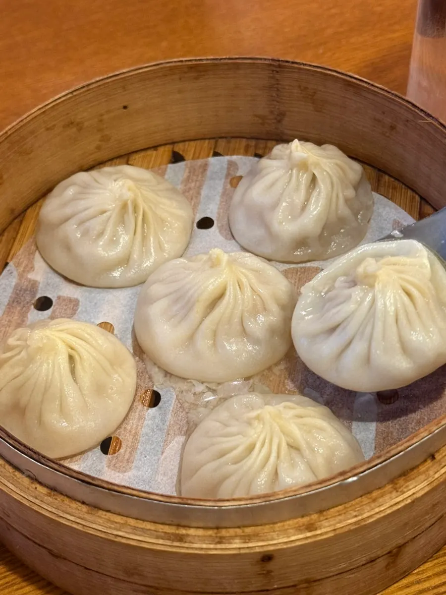 붉은 양념의 궁보계정 덮밥