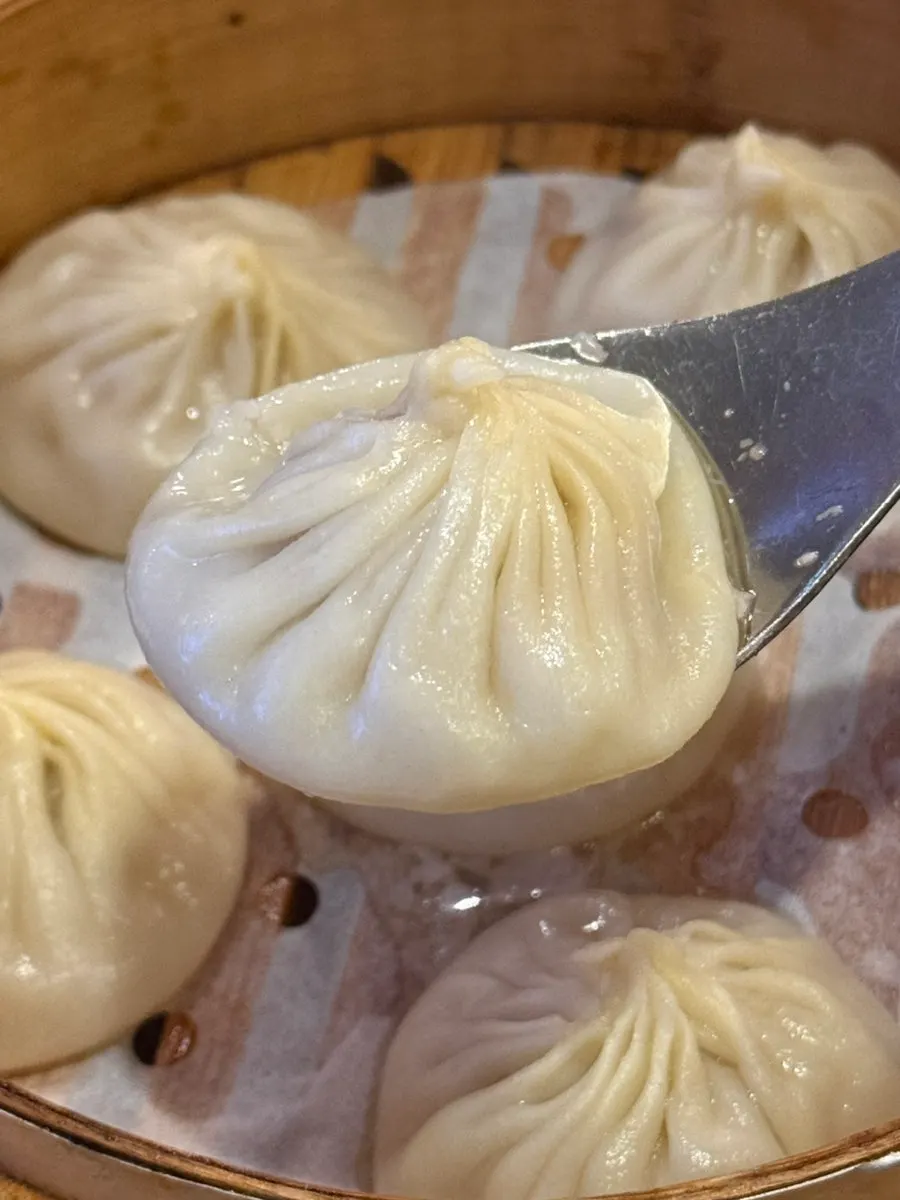 닭고기와 견과류가 올라간 덮밥 한 그릇