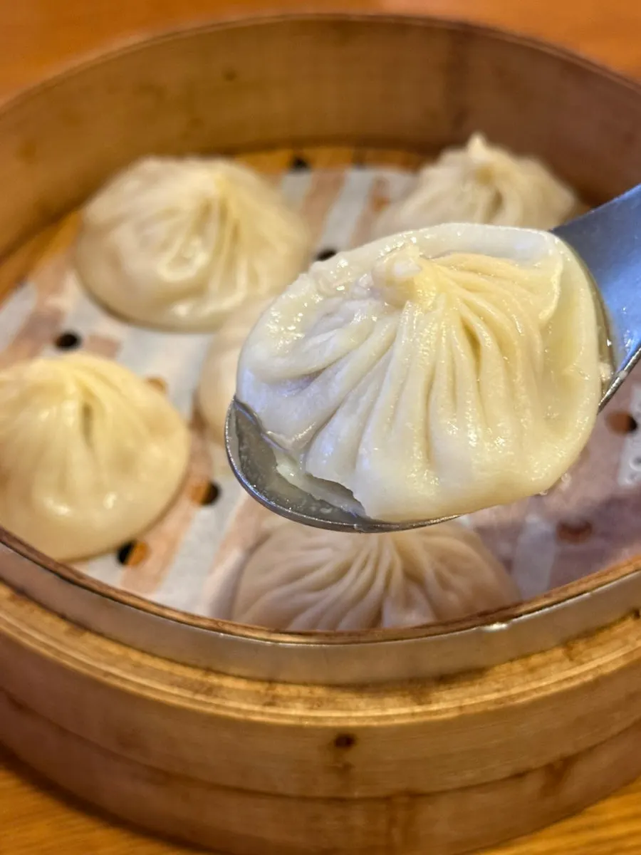 숟가락에 올린 샤오롱바오와 육즙