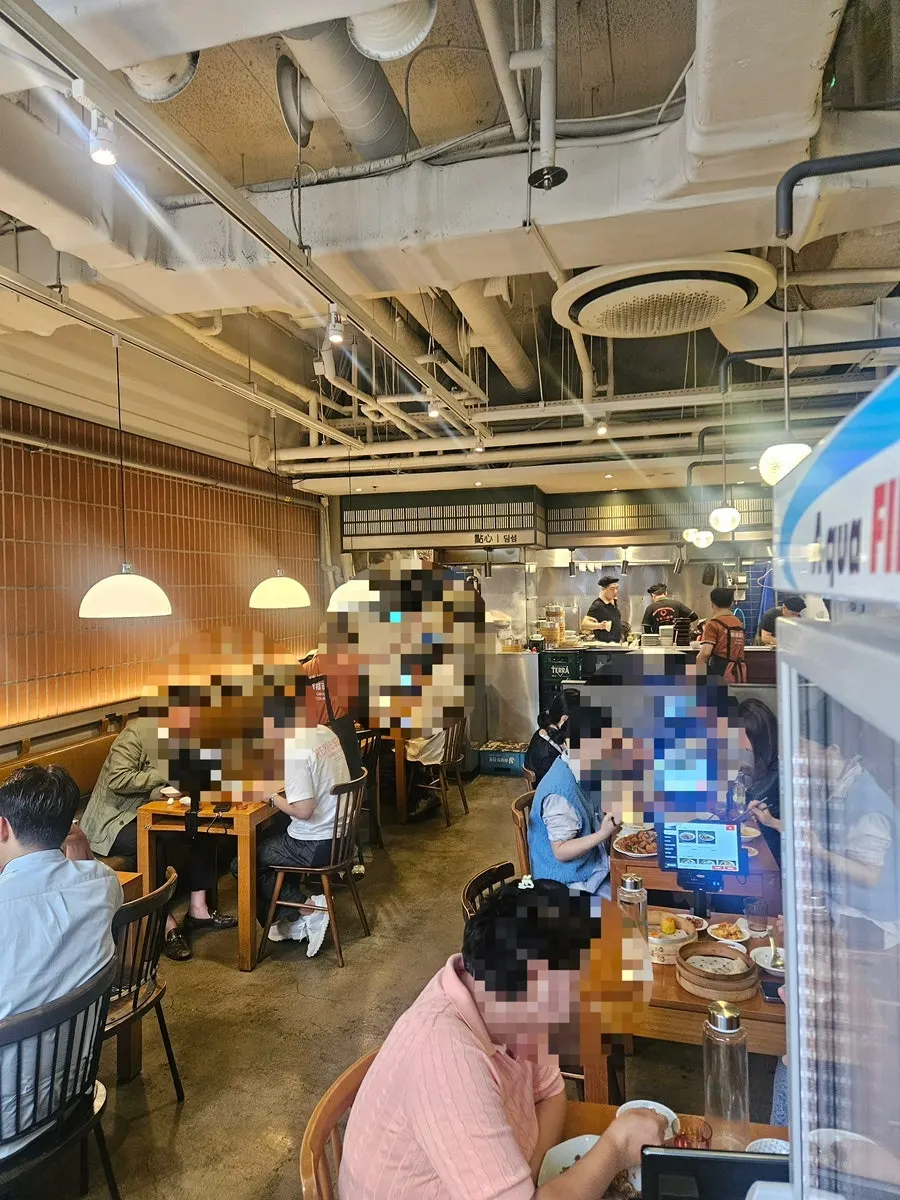 신복면관 매장 간판과 통로
