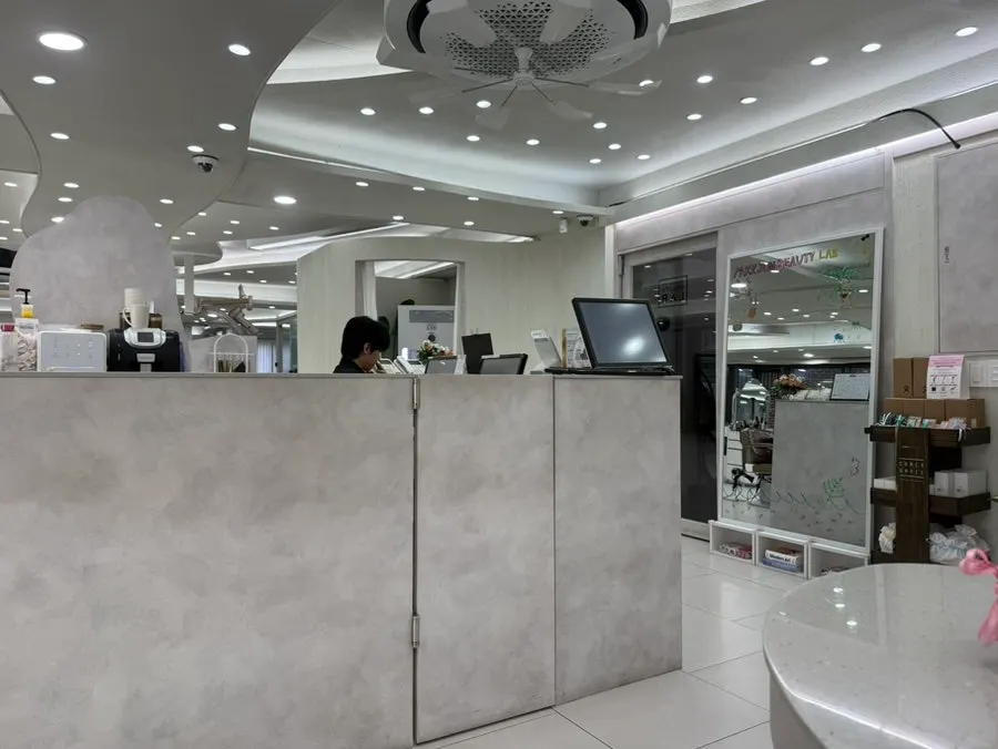 Treatment seating at Park Jun Beauty Lab Gangnam Branch