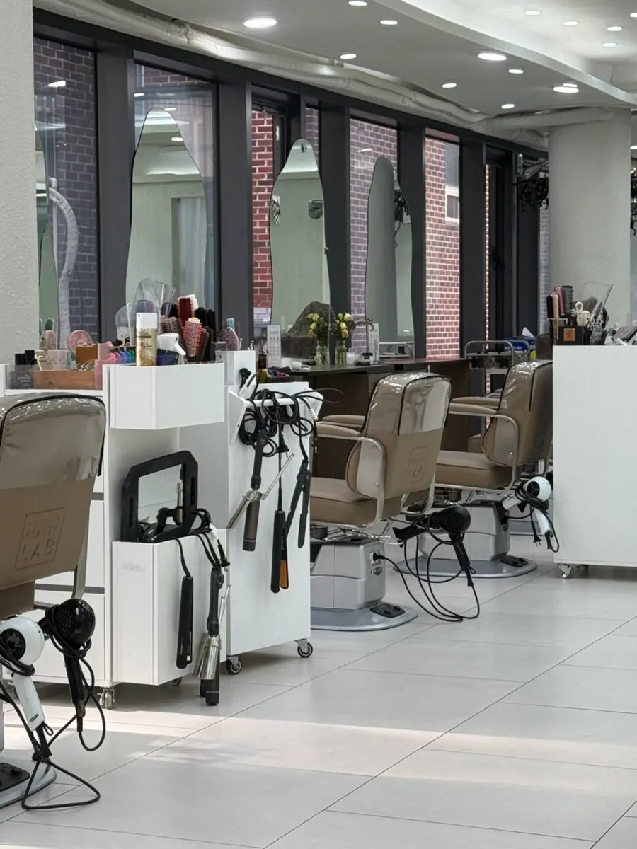 Neatly arranged salon space at Park Jun Beauty Lab Gangnam Branch
