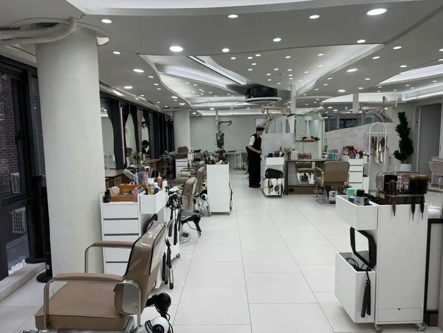 Mirror and treatment chair at Park Jun Beauty Lab Gangnam Branch