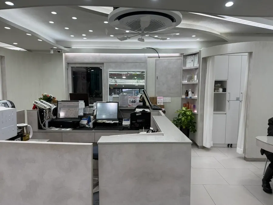 Calm-toned interior of Park Jun Beauty Lab Gangnam Branch
