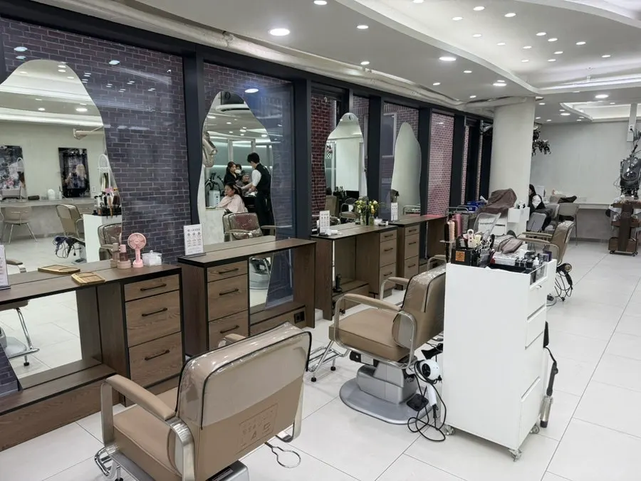 Overall view of the salon interior at Park Jun Beauty Lab Gangnam Branch
