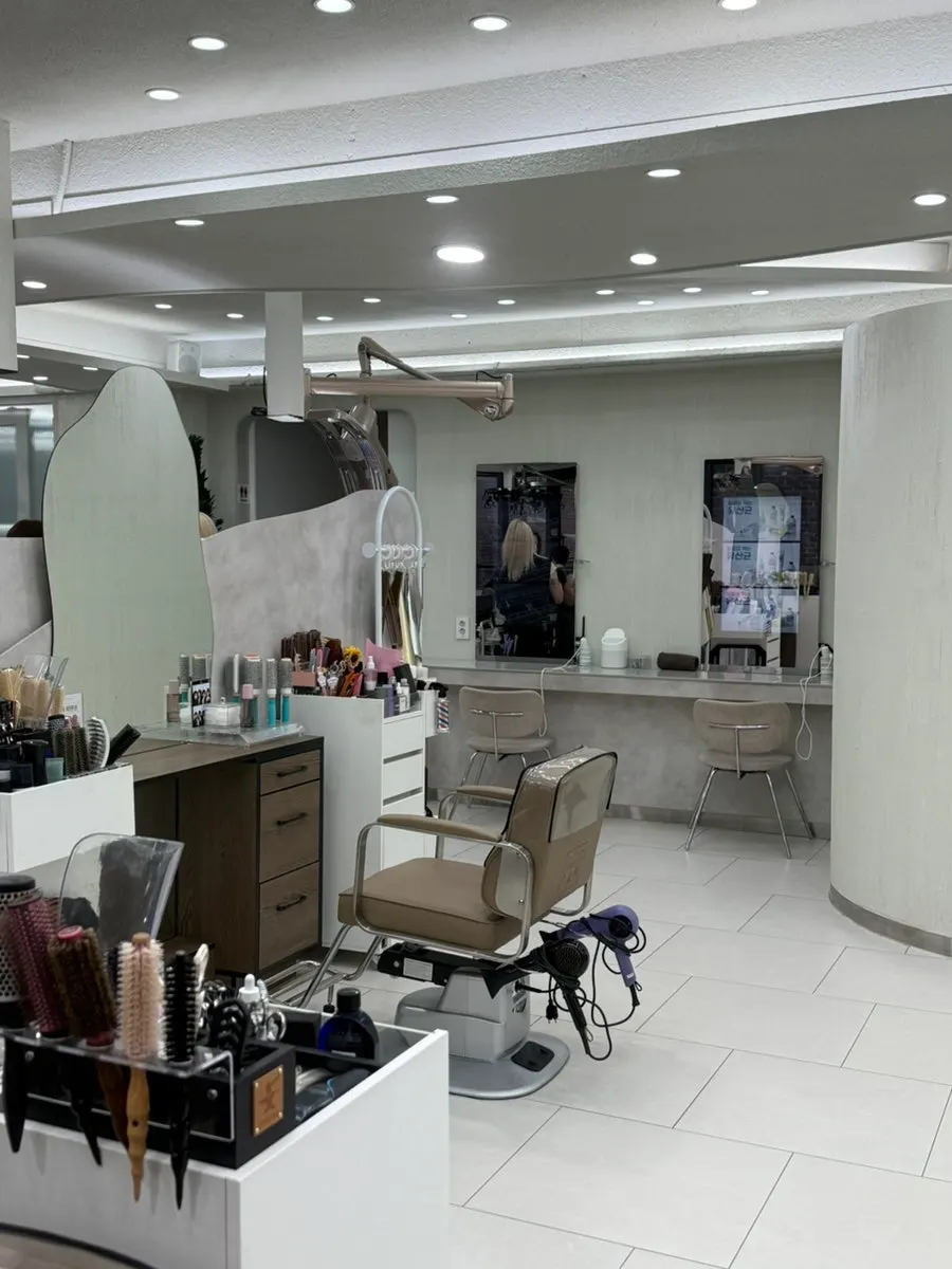 Another section of the Park Jun Beauty Lab Gangnam Branch salon