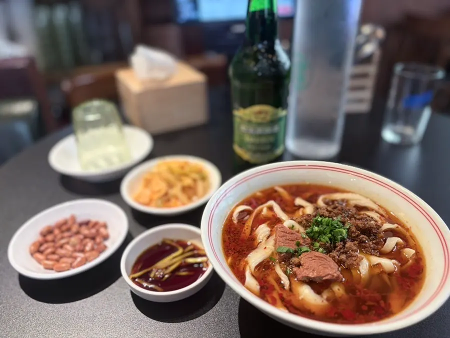 Página del menú con dumplings y fideos de res