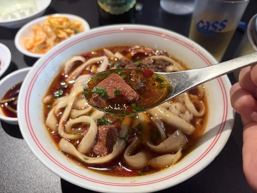 Fideos de res estilo Sichuan en caldo rojo