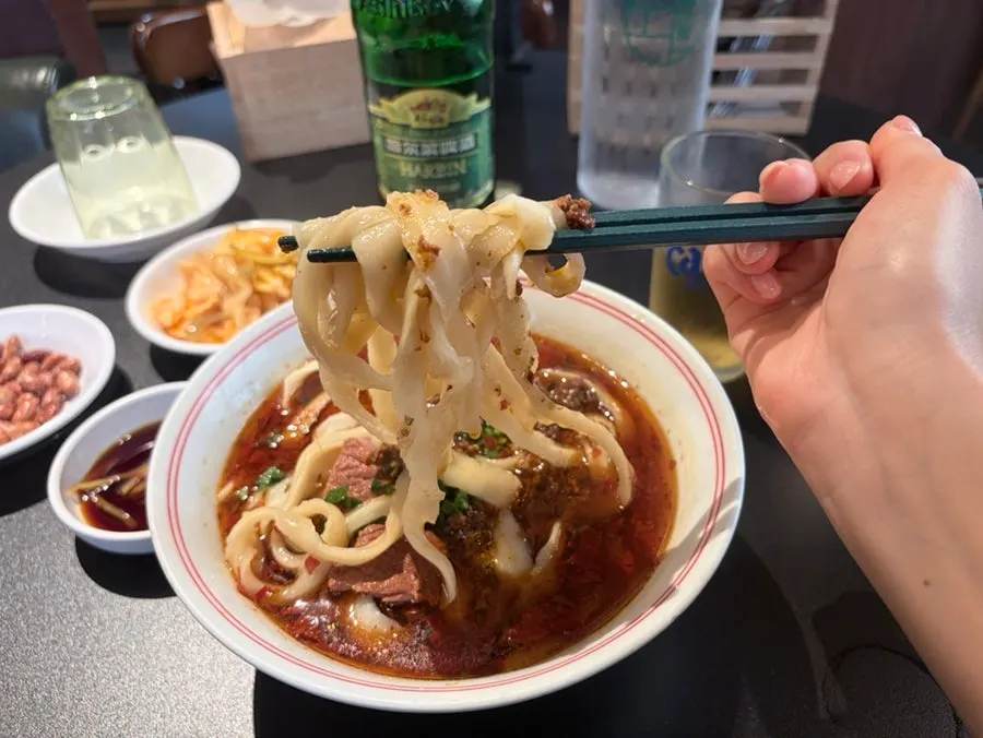 Cucharada del caldo picante de los fideos de res