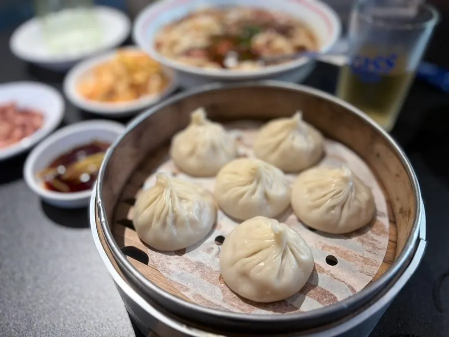 Cerveza y comida china disfrutadas como banju