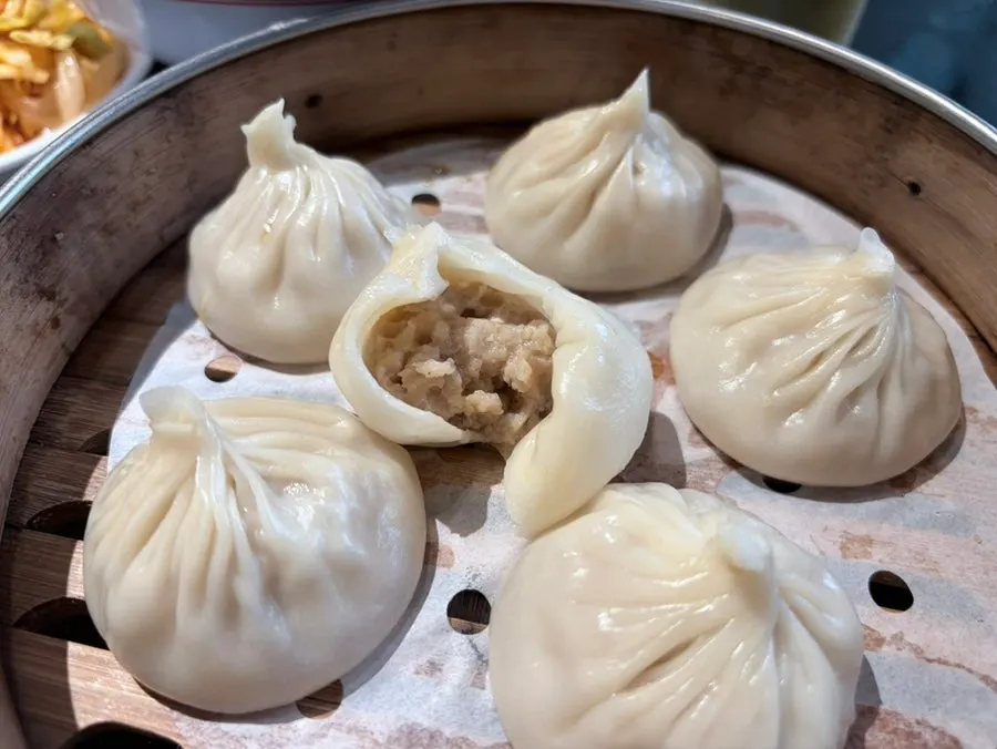 Corte del xiaolongbao mostrando el caldo interior