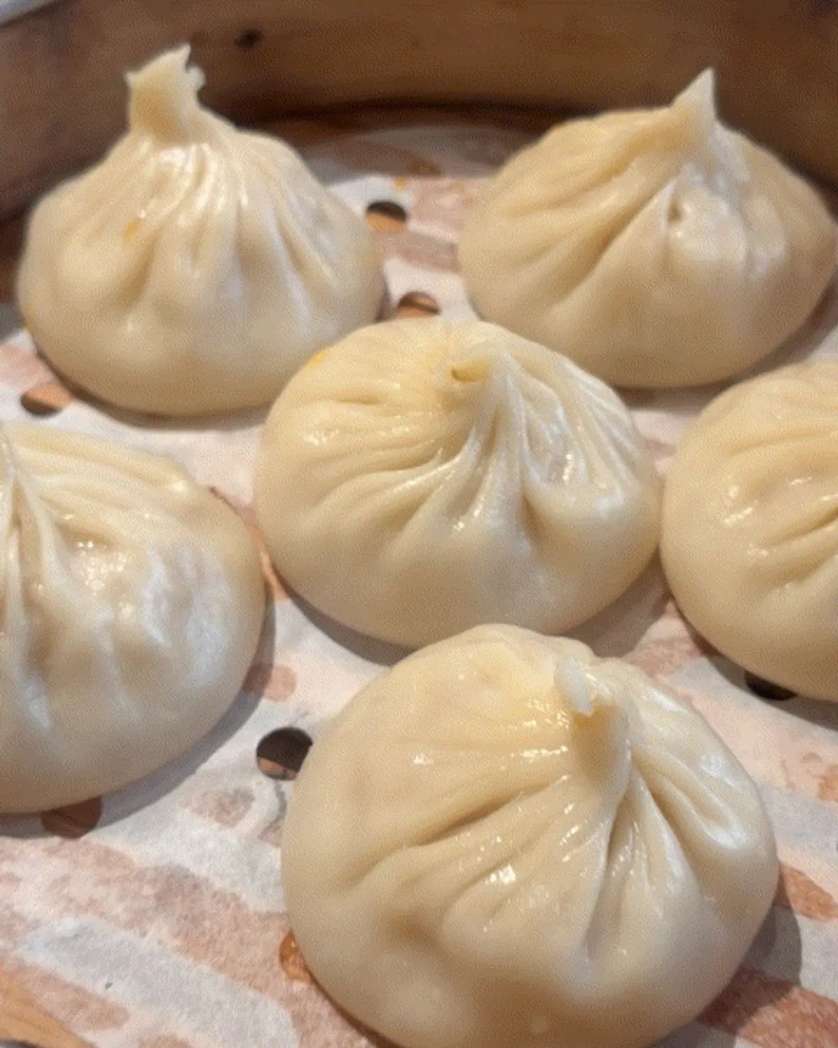 Toma vertical de la comida china de Namsogwan U Yuk Dosakmyeon