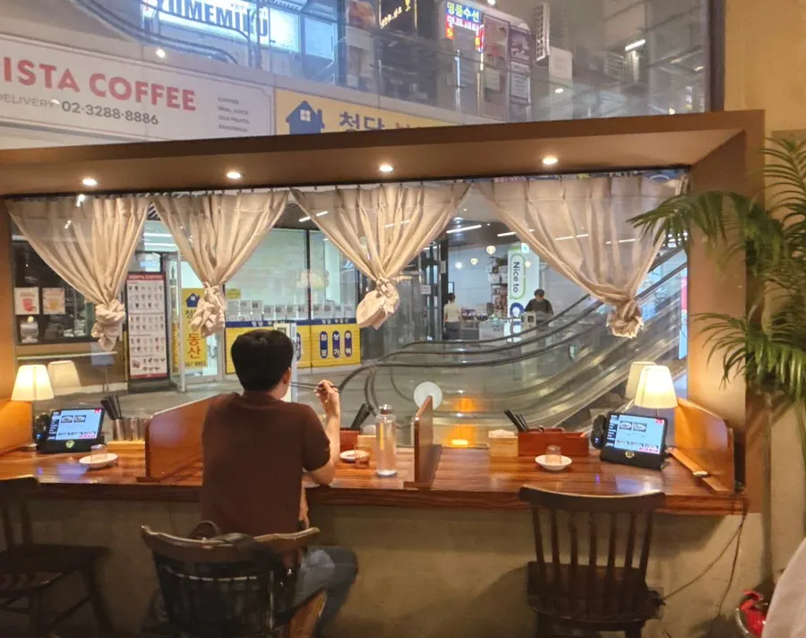 면과 요리가 적힌 신복면관 메뉴판